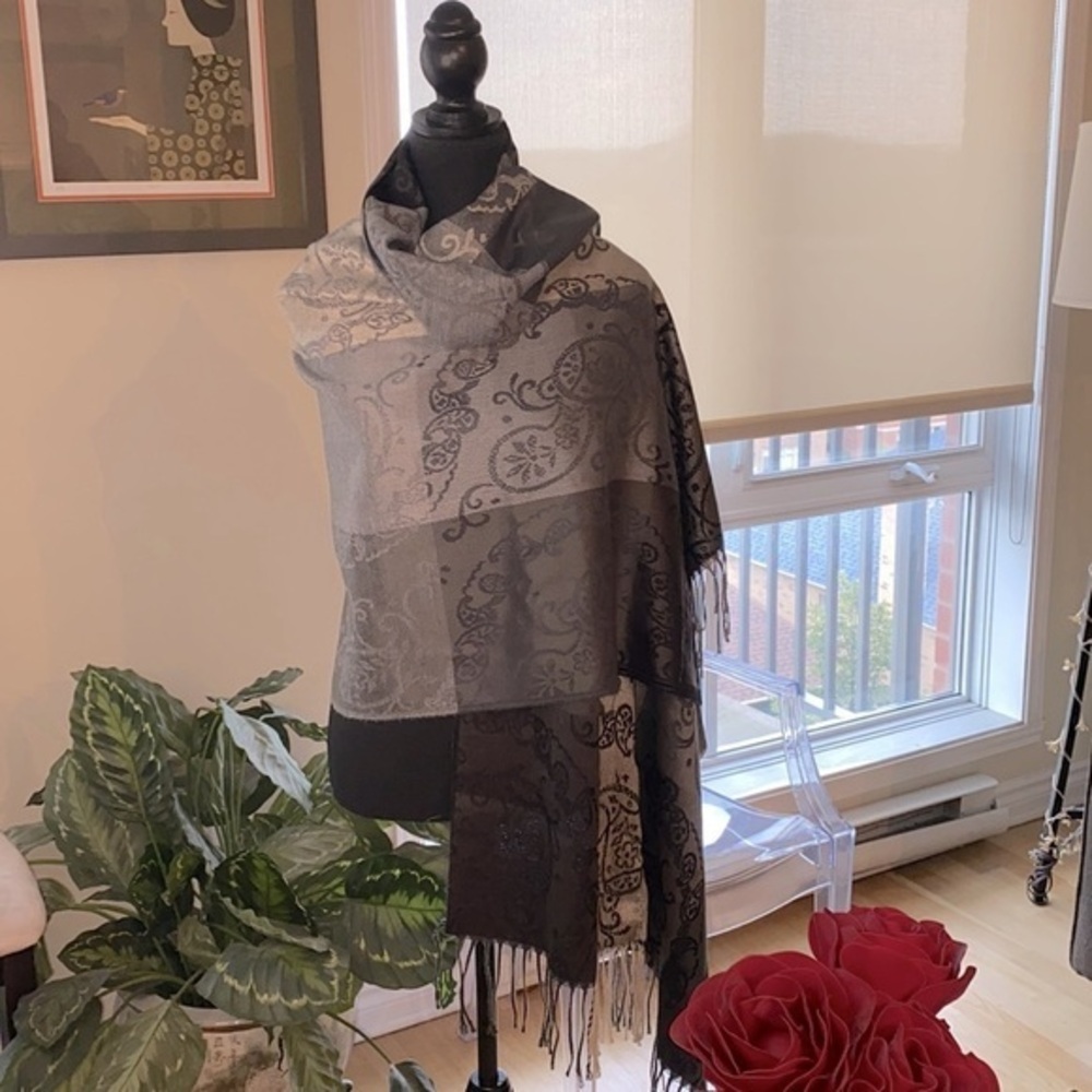 Kaleidos Moda  from Italy magnificent pashmina in beautiful design w/ fringe